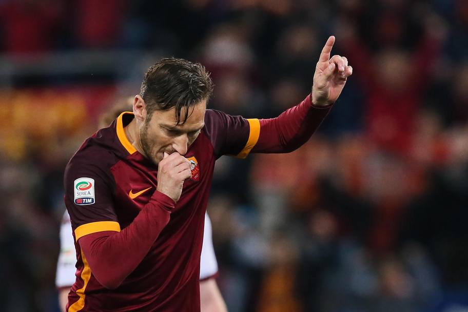 Una doppietta da film: Totti entra a 4 minuti dalla fine e nel giro di pochi secondi ribalta la gara con il Torino. Prima la rete al primo pallone toccato, poi il calcio di rigore del 3-2, Francesco ha regalato 4 punti alla Roma nelle ultime 2 gare.